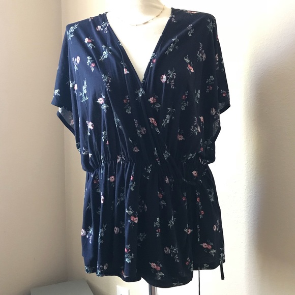 H&M Tops - BOGO ⚫️ H&M Floral Wrap Top